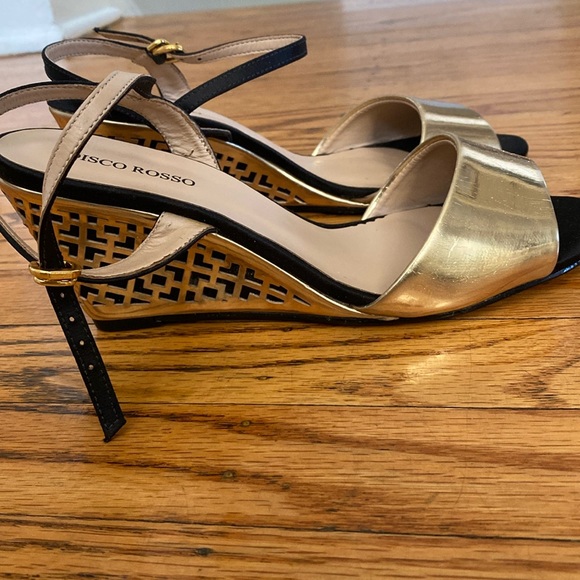 Disco Rossi size 7 gold wedge sandals - Picture 1 of 5